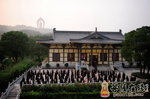 念佛堂外绕念菩萨圣号