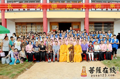 此次法会义工与大和尚合影留念