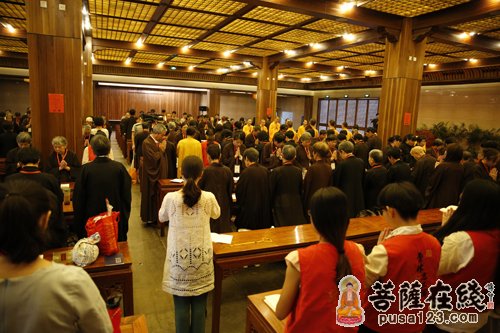 大众共诵《盂兰盆经》超度法界父母