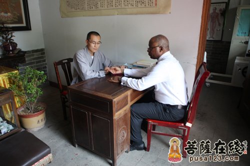 马丁·姆巴纳大使在少林药局体验少林禅医