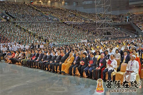 台湾宗教界举行追思祈福大会 2万人祈愿台湾平安