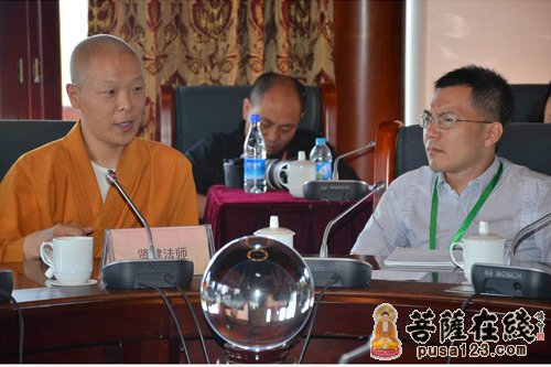 感受传统丛林生活和龙泉寺的现代弘法事业,并与监院贤健法师进行了