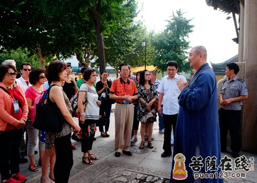 中观法师向客人们介绍龙华古寺的历史和特色