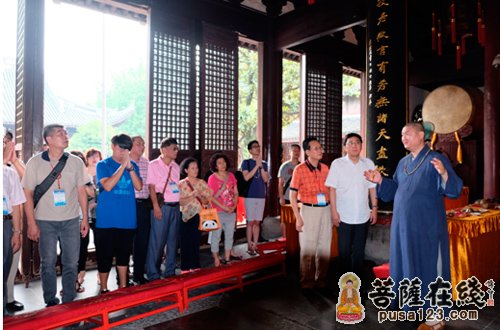 中观法师在大雄宝殿介绍毗卢遮那佛和强调海峡两岸一家的史实