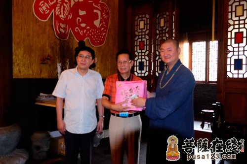 台湾大陆寻根参访团向龙华古寺赠送礼品