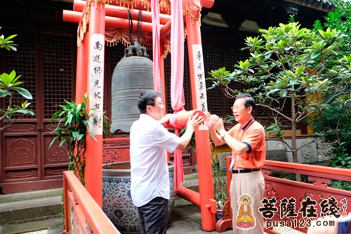 海峡两岸的两位领导一起撞钟为两岸祈福