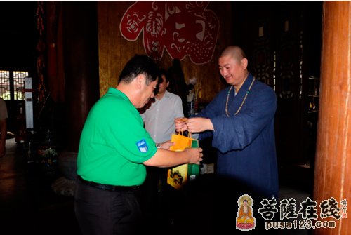 中观法师向客人们回赠龙华古寺净素月饼