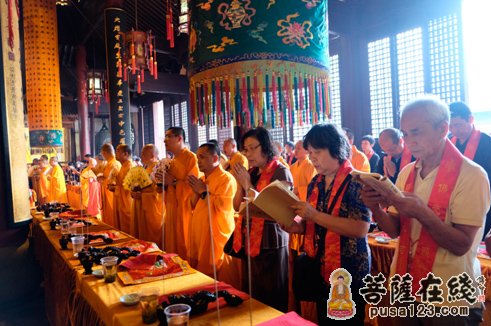 法师们虔诚唱诵