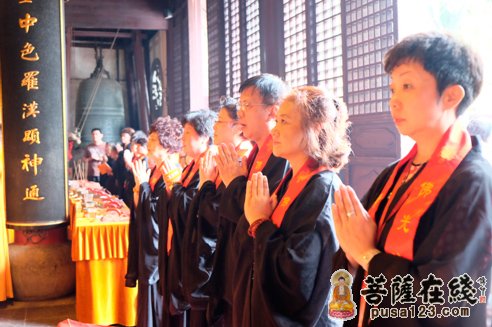 信徒们至诚礼佛祈祷