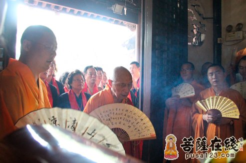 海晏老法师主持地藏殿上供