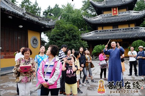 中观法师接待嘉义参访团一行并陪同参观