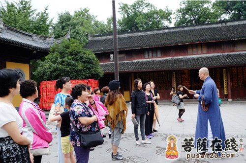 中观法师向客人们介绍龙华古寺悠久的历史和建筑特点