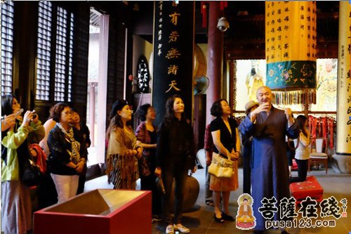 中观法师在大雄宝殿介绍释迦牟尼佛的生平故事