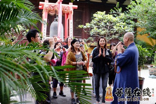 中观法师介绍华林丈室，欢迎大家常回家看看，大家热烈鼓掌