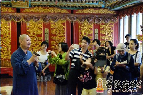 向客人们介绍明神宗钦赐的金印