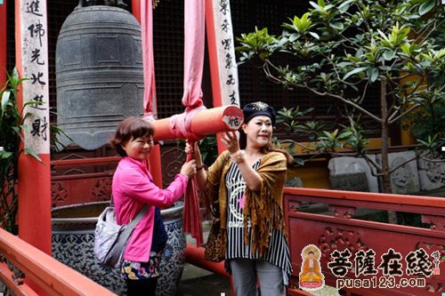 大家撞钟祈祷台湾早日回归，国泰民安，世界和平