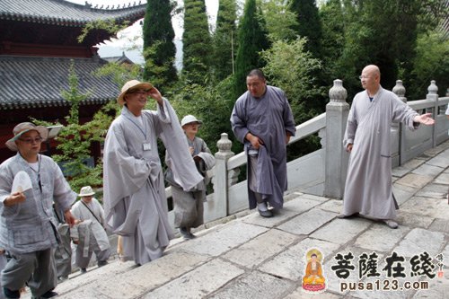 四祖寺方丈明基大和尚热情迎接韩国参访团