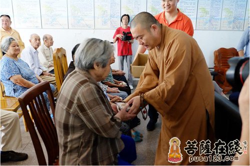 给老人们发月饼