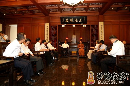 监院衍空法师与海基会董事长林中森先生交谈