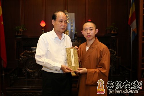 赠送佛经一部