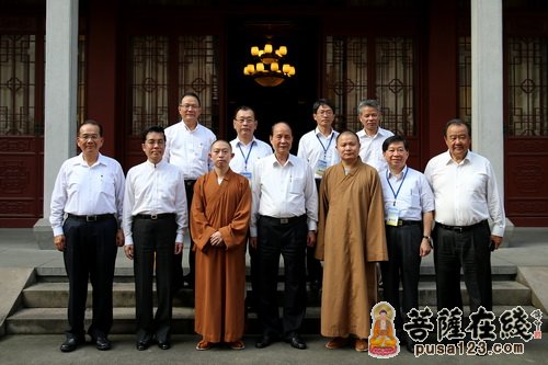 合　影