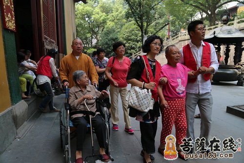 老人们在灵隐 寺法师们和云林志工团志工们搀扶下参观寺院