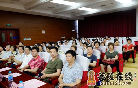 出席活动的梅陇镇各村、居委老龄负责人及志愿者