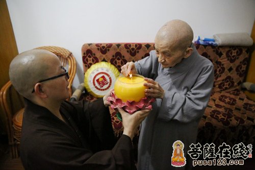 慈学老法师点燃法灯