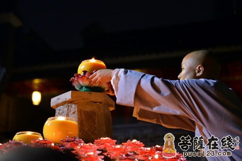 老法师亲手点亮的灯被慎重安放于塔顶
