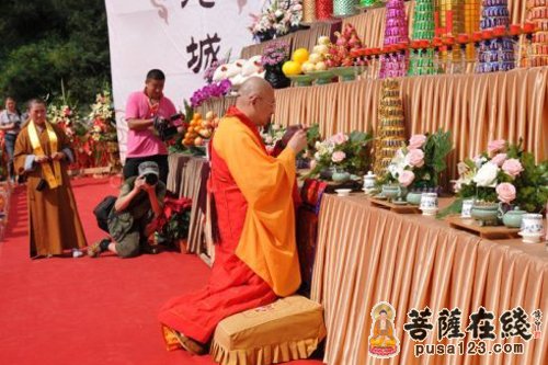 圣辉大和尚拈香
