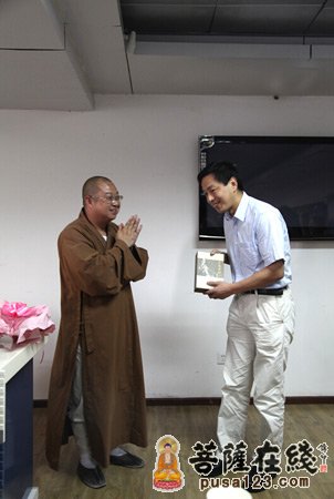 武汉大学文学院涂险峰院长赞叹正慈大和尚的智慧，正慈大和尚向涂院长赠送一套文集
