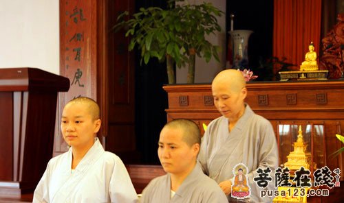 温州佛学院女众部秋节开学典礼,在温州太平寺的般若讲堂里隆重召开.