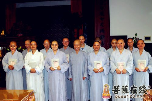 温州佛学院女众部秋节开学典礼,在温州太平寺的般若讲堂里隆重召开.