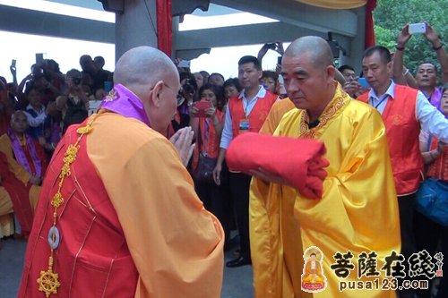 西樵山宝峰寺隆重举行新军法师荣膺方丈升座庆典法会