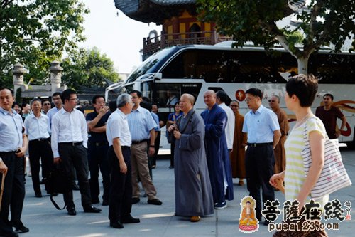 照诚大和尚在山门迎接考察团一行