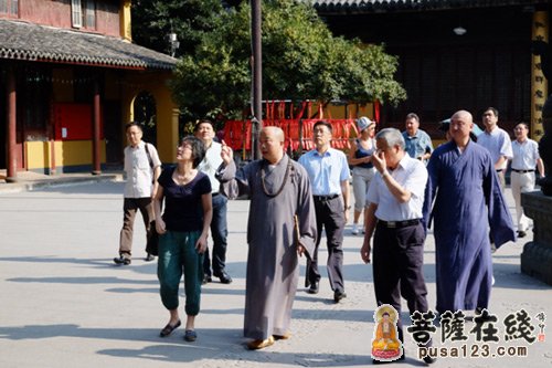 大和尚陪同考察团参观龙华古寺