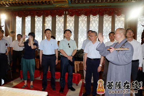 向嘉宾们介绍龙华三宝中的“金佛”、“金印”