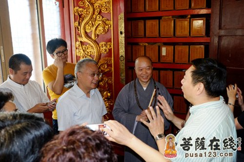 考察团一位嘉宾向大家介绍佛经五不翻