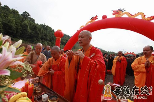 崇圣禅寺筹建委员会主任妙安法师和省佛协副会长净明法师拈香