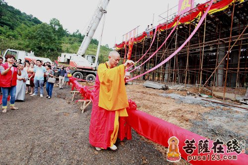 崇圣禅寺筹建委员会主任妙安法师为大梁洒净