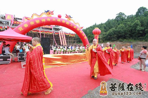 领众绕大雄宝殿洒净