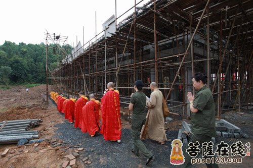 领众绕大雄宝殿洒净