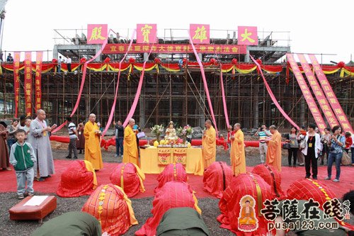 妙安法师、净明法师、纯闻法师、圣融法师、容易法师、顿成法师、圣愿法师、寂亮法师、圣德法师领众祈请
