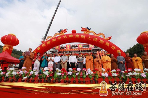 庆典法会由宜春市佛教协会副会长、丰城真觉寺住持耀茂法师主持