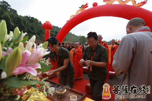 宜春市女企业家协会两位会长拈香