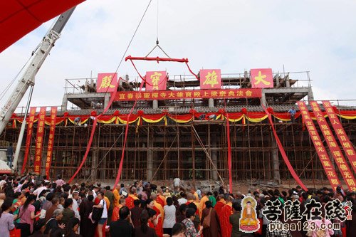大雄宝殿大梁在众人的祝福声中徐徐升起