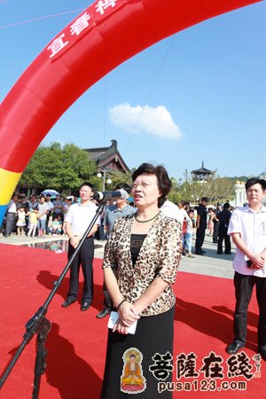市人大常委会主任任桃英宣布开园