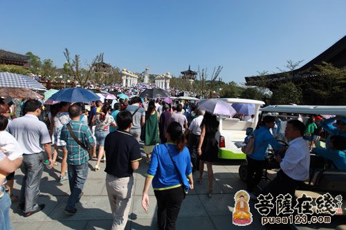 期盼已久的市民潮水般地涌进禅博园