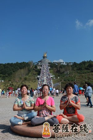 居士们在禅心广场打坐