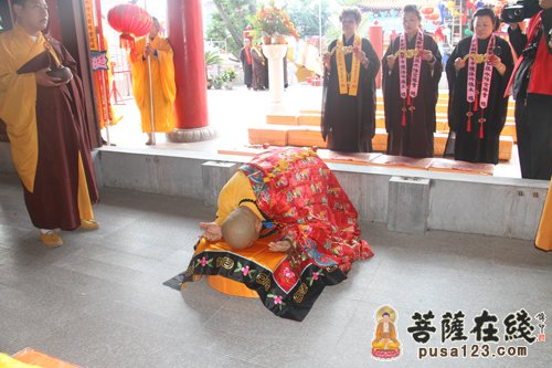 果成法师虔诚跪拜(图片来源:菩萨在线 摄影:慧东)